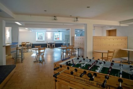 Partykeller mit Kicker und Sitzgruppen