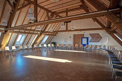 Der große Versammlungsraum im Dachgeschoss mit Stuhlkreis