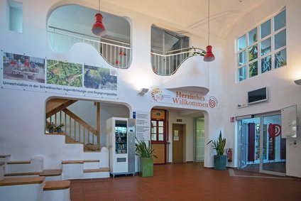 Foyer mit interessanten architektonischen Details und netten Sitzgelegenheiten