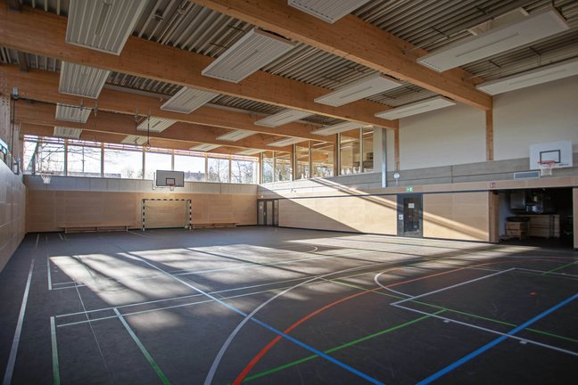 Lichtdurchflutete Turnhalle mit Geräteraum