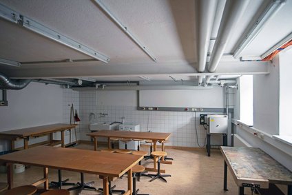 Werkraum mit mehreren Gruppenwerkbänken
