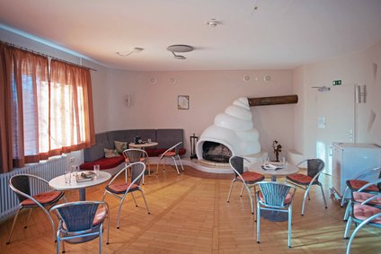 Das gemütliche Aufenthaltszimmer mit Kamin und Sitzgelegenheiten